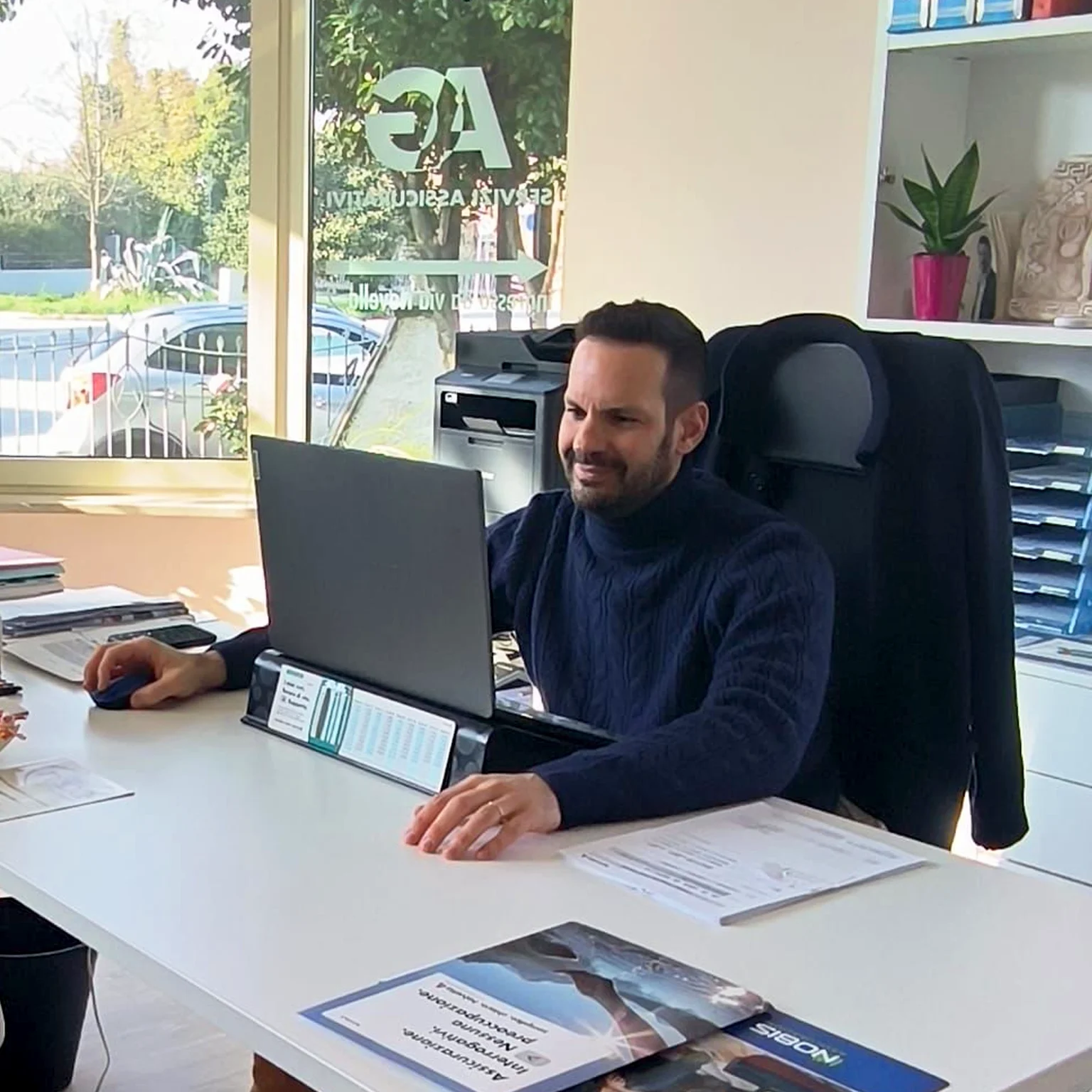 Andrea Gozzi felice che lavora al PC